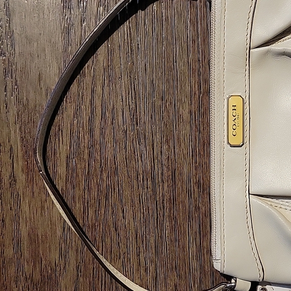 White/Beige Coach Pleated Leather Wristlet F46484 - Picture 4 of 5